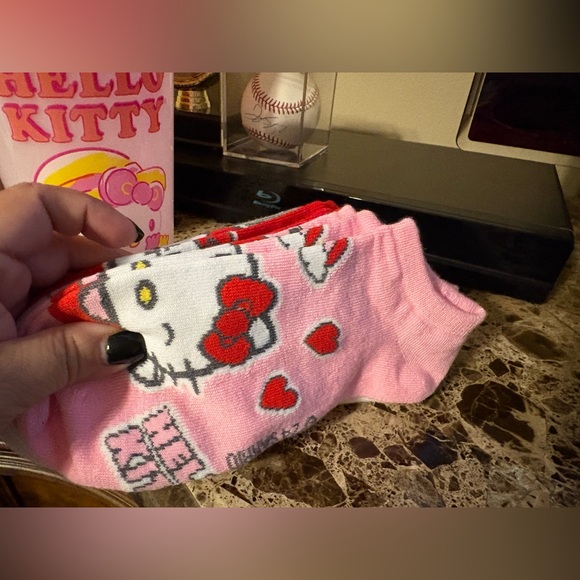 Hello Kitty Pink Tumbler and Socks Set - Picture 2 of 3